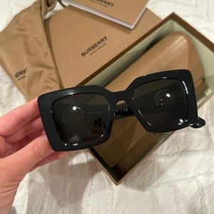 Burberry sunglasses new!!!